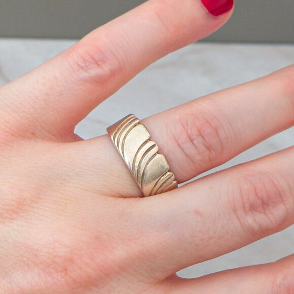 Sterling Silver Carved Band – Signed SY (Steve Yellowhorse), Size 8 - Picture 8 of 9